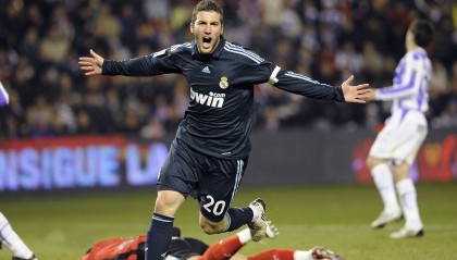 开云APP-当活塞的末节轰鸣，遇见福克斯的欧冠接管，体育宇宙的平行叙事